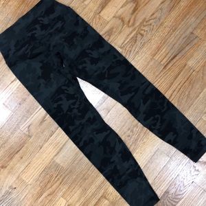 Lulu lemon align gator green Camo size 6